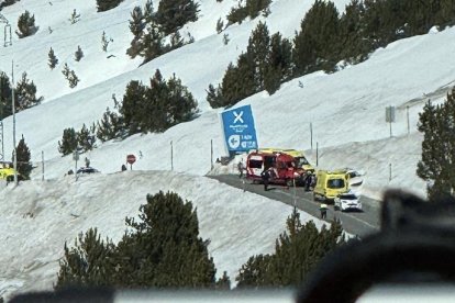 Els serveis d'emergència al tram on ha tingut lloc el sinistre.