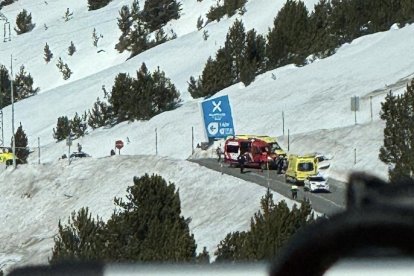 Els serveis d'emergència al tram on ha tingut lloc el sinistre.