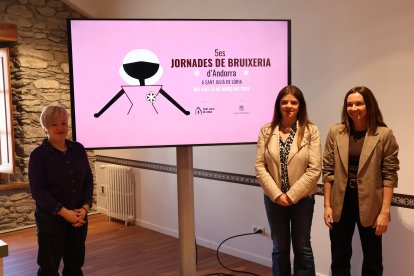 La cònsol menor de Sant Julià de Lòria, Sofia Cortesao; la cap del departament de Turisme de Sant Julià de Lòria, Canòlich Ribot, i la responsable de la Biblioteca Comunal Universitària, Elisabeth Gil, amb el cartell d'enguany.