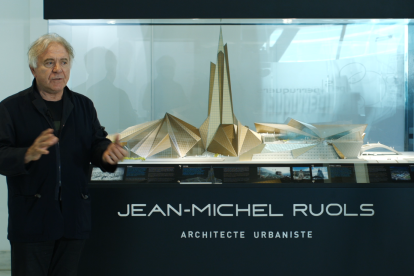 L'arquitecte Jean-Michel Ruols amb la maqueta de l'edifici de Caldea.