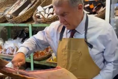 Les habilitats de Joan Laporta tallant pernil a Andorra.