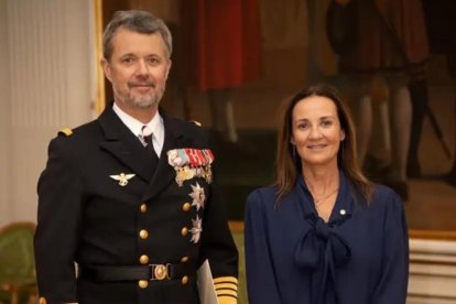 El rei de Dinamarca, Frederic X, i l'ambaixadora no resident, Olga Gelabert, durant la presentació de les cartes credencials.
