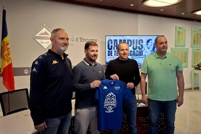 El coordinador del Campus Bàsquet Club MoraBanc Andorra Estiu 2026, Xavi Luque Puigjané, amb el conseller d’Esports i Reactivació Econòmica, Nino Marot, i el director del Campus Bàsquet Club MoraBanc Andorra Estiu 2026, David Eudal Martínez, presentant el campus