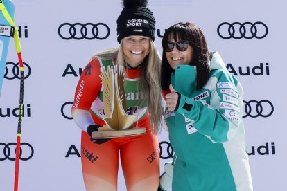 L’esquiadora suïssa rebent el premi com a vencedora de la ministra d’Esports, Mònica Bonell.