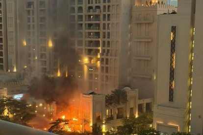 L'impacte d'un míssil als Emirats Àrabs.