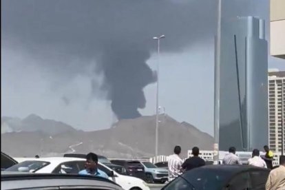 Bombardeig a la instal·lació de petroli de Fujairah, als EAU, ahir.