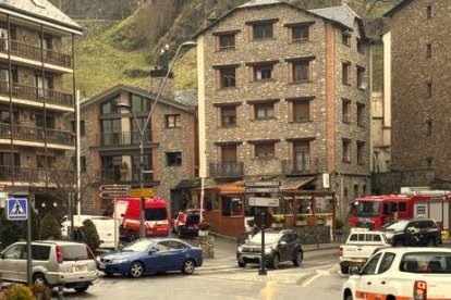 Els bombers treballant aquest matí en l'incendi al restaurant el Racó del Silvino a la Massana
