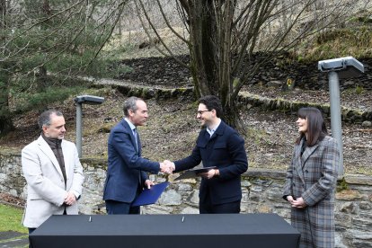 El ministre de Medi Ambient, Agricultura i Ramaderia, Guillem Casal, el cònsol major de Canillo, Jordi Alcobé, i  la ministra de Cultura, Joventut i Esports, Mònica Bonell.