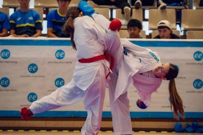 La karateka Aina Padilla en una competició.