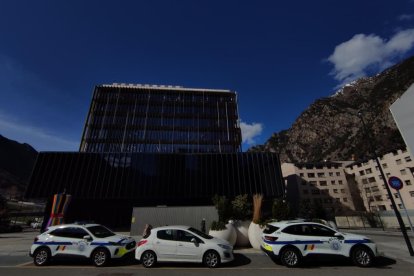 Dos cotxes de la policia estacionats davant l'edifici de la Batllia.