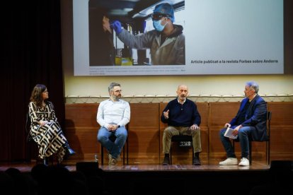 Els autors del llibre, l'exministre de Finances i portaveu del Govern, Eric Jover, juntament amb l'exministre de Salut, Joan Martínez Benazet, durant la presentació.