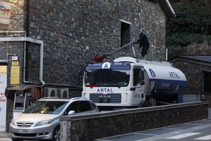 Un camió cisterna proveint-se en una gasolinera.