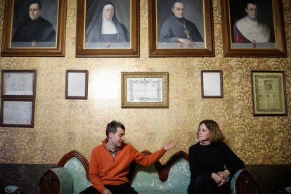 El director del Departament de Promoció Cultural, Joan-Marc Joval, i la cap d’Àrea de Museus i Monuments, Rut Casabella, durant la presentació de la 10a edició de 'Canya als Museus'.