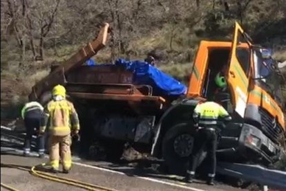 Mor un motorista en una col·lisió frontal amb un camió a la C-14 a Ponts