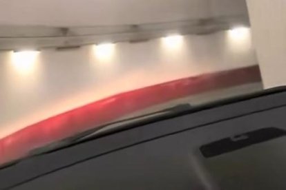 La complicada rampa d’un pàrquing d’Alacant plena de cops i rascades.