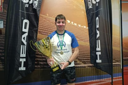 Jordi Trilla, amb el trofeu.