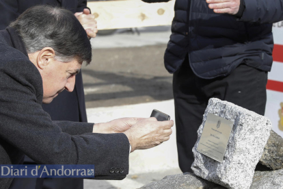 Enric Casadevall fa una foto a la primera pedra de la nova seu de la justícia