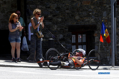 Un dels 1.300 participants de la Multisegur Volta als Ports, en aquest cas, un ciclista especial.