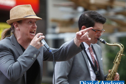 El duet Rabascall i González, en l'obertura de la Setmana de jazz al carrer.