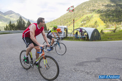 Els aficionats que esperen el Tour de França es preparen per a l'arribada a Arcalís dies abans.