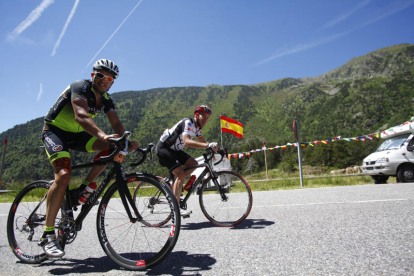 Els aficionats que esperen el Tour de França es preparen per a l'arribada a Arcalís dies abans.