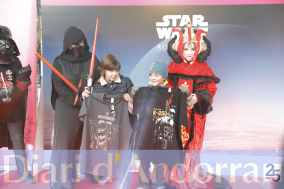 Aficionats d'Star Wars fent-se fotografies davant el 'photocall' a Vivand