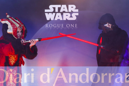 Personatges disfressats d'Star Wars amb espases làser