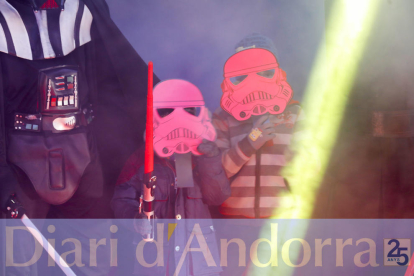 Nens amb màscares de Darth Vader