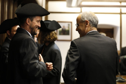 El cap de Govern, Toni Martí, conversa animadament amb el conseller del PS Pere López.