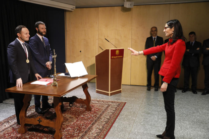 El jurament del càrrec de la nova secretària d'Estat de Justícia i Interior, Ester Molné.