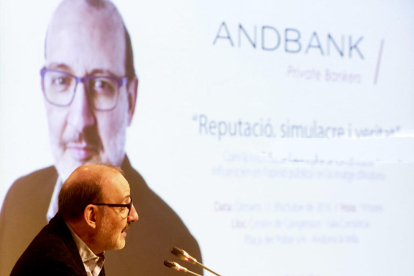 Antoni Bassas imparteix la xerrada 'Reputació, simulacre i veritat' dimarts al Centre de Congressos d'Andorra la Vella en què va parlar de la imatge d'Andorra en l'àmbit internacional.