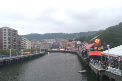 La Sandra Pazos va prendre aquesta instantània de la ria de Bilbao envoltada de barraques durant l'Aste Nagusia, la festa major de la ciutat.