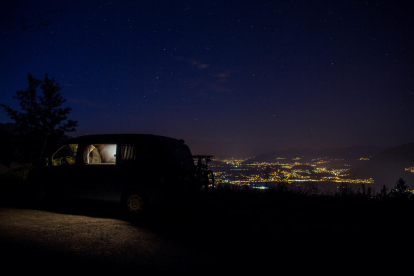 El cel estrellat i la il·luminació de la ciutat des de dalt. Aquesta és la vista que tenia des de la seva furgoneta Tomàs Forné en el viatge per Suïssa.