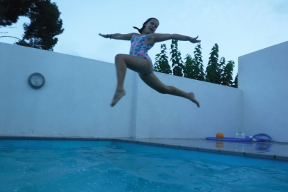 La Cristina Arqué va captar aquesta postura “artística” de la seva filla, la Marina, mentre saltava a la piscina  del xalet d'uns amics al  Catllar (Tarragona).