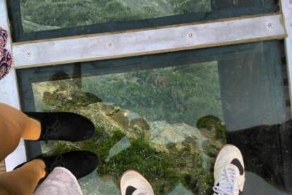 La Mar Gonzàlez ens envia aquesta fotografia vertiginosa dels seus peus a la nova plataforma del mirador del Roc del Quer.