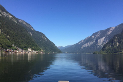 “Un lloc idíl·lic per poder  estar en contacte amb la  natura i l'esport. Per als més valents hi ha un trampolí  espectacular”, assenyala Luis Cebrián per descriure  aquesta imatge del llac Hallstätter See d'Àustria.