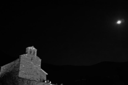 En Rubén Gracia va realitzar aquesta fotografia de la lluna plena acompanyant l'església de Sant Martí de Nagol  passada la mitjanit.