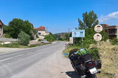 “Senyalitzacions exclusives per als tancs... Amb compte que no es creués ningú”,  explica l'Adrian Rovi. Va fer un viatge en moto passant per Kaçanik (Kosovo).