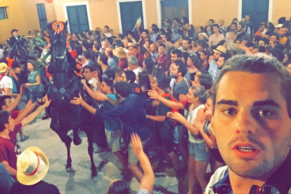 Una 'selfie' d'en Joan Vall i els cavalls darrere seu durant les festes de Sant Joan a Menorca.