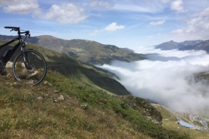 Aquest és el paisatge que ofereix el Pas de la Casa  durant l'estiu vist des de les altures. En Patrick  Cordonnier envia la imatge dels núvols cobrint la part baixa i la seva bicicleta.