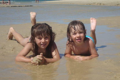 Els infants gaudeixen de la sorra i l'aigua a la platja de la Lagune de la Tèsta de Buc, a França.