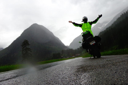 “Cal aprendre a ballar sota la pluja!”, exclama l'Adrian en fer-nos arribar aquesta fotografia des de Grindelwald, a Suïssa. El mal temps no atura aquest escaldenc de gaudir de la carretera.