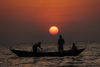 El sol s'amaga al llac Victòria (illa Mfangano, Kenya), quan comença l'activitat dels pescadors de la perca del Nil. L'activitat dura fins ben entrada la matinada i quan el sol torna a sortir venen la pesca a les llotges.