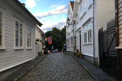 La Mariona Vives ens envia aquesta fotografia dels car­rers d'Stavanger, al sud de Noruega. Explica que la van enamorar els carrers del bar­ri antic, ple de cases de fusta pintades de color blanc molt ben guarnides amb flors.
