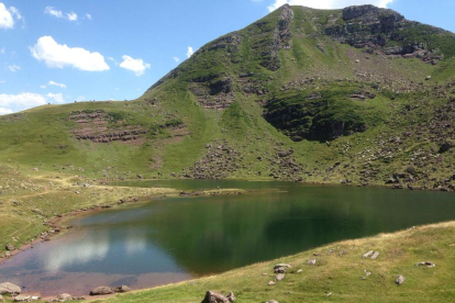 Amb un grup d'amics, l'Èrica ha fet la Senda de Camille, una ruta pel parc natural de les Valls Occidentals, als Pirineus aragonesos. Aquest és un llac proper a Lescun, on van finalitzar una de les etapes.