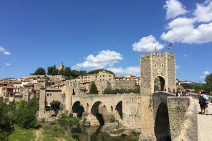 El pont de Besalú, una de les estampes més característiques d'aquesta vila gironina, és el que ens envia l'Eva.
