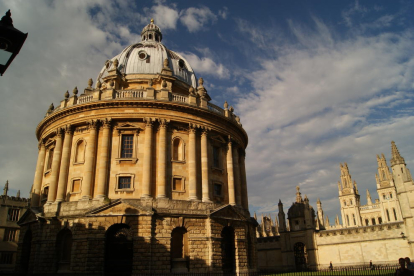 Oxford (Regne Unit). Un dels impressionants edificis de la majestuosa Oxford, capital de l'ensenyament universitari britànic (amb el permís de Cambrigde). Aquest és la Bodleian Library.