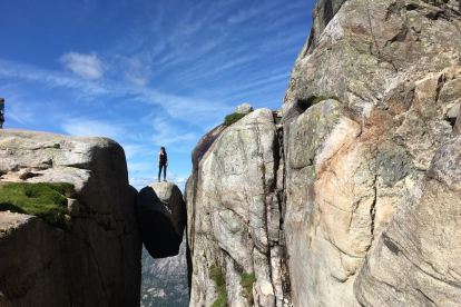 Kjeragbolten (Noruega). La Montserrat Sànchez ha demostat la seva valentia fent-se una foto a Kjeragbolten, al sud de Noruega. “Primer em pensava que no m'atreviria a pujar allà dalt, però al final, mireu-me!”, explica.