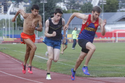 El subcampió d'Europa de 5.000 metres, Adel Mechaal, entrena amb Pol Moya per preparar els Jocs Olímpics de Rio a l'Estadi Comunal.