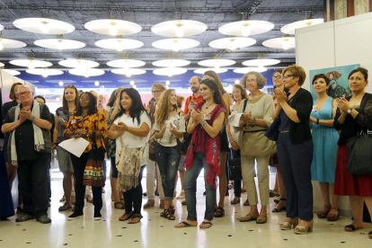 Acte d'inauguració de l'Art Camp al vestíbul de La Llacuna, amb els artistes participants presents.